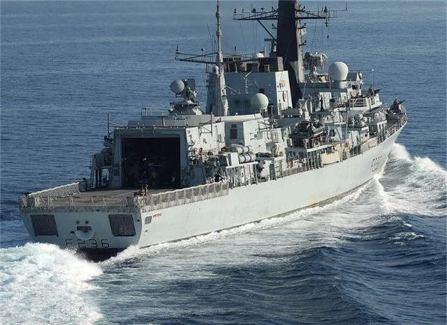 Báo Mỹ: 5 tàu có vũ trang của Iran bao vây, tính bắt giữ tàu dầu Anh - 1