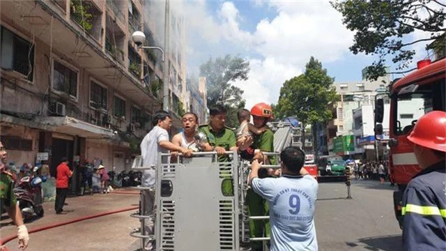 Ký túc xá ở Sài Gòn cháy dữ dội, nhiều người mắc kẹt - 1