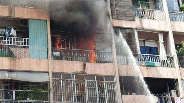 Ký túc xá ở Sài Gòn cháy dữ dội, nhiều người mắc kẹt - 6