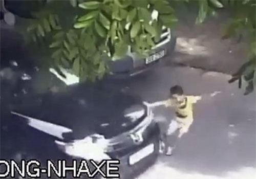 Hoảng hồn cảnh trẻ em chạy sang đường bị ôtô đâm