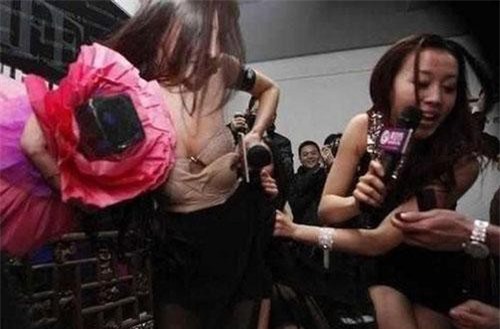 Hình ảnh Dương Mịch bị tụt váy giữa sự kiện gây "bão" xứ Trung