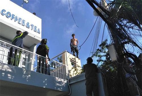 Tiền Giang: Gần 100 cảnh sát, xe cứu hỏa xịt vòi rồng khống chế thanh niên cầm dao la hét trên nóc nhà