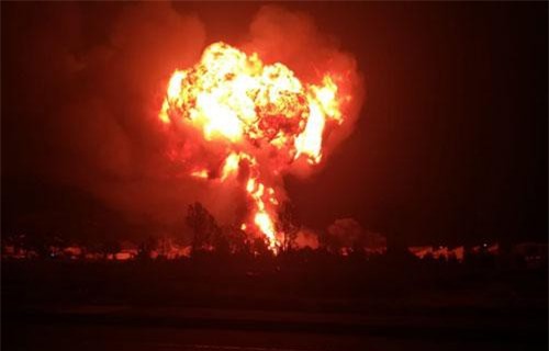 Clip: Xe bồn bất ngờ phát nổ thành cầu lửa khổng lồ