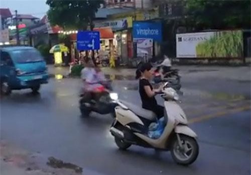 Clip: Nữ 'ninja' dựng xe giữa đường quốc lộ để sử dụng điện thoại khiến dân mạng 'chào thua'