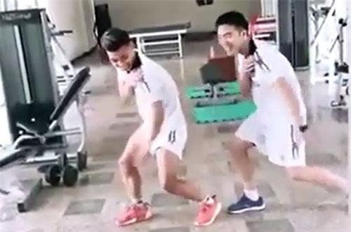 CLIP: ‘Phì cười’ khi xem Xuân Trường và Văn Thanh cover ‘điệu nhảy đau tay’ trong hit ‘Hãy trao cho anh’ của Sơn Tùng MTP