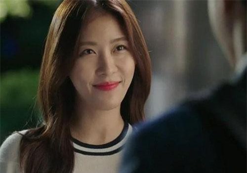 Phát hiện chồng còn giữ "ảnh nóng" với tình cũ, vợ trẻ hỏi 1 câu khiến anh phải quỳ sụp xuống xin lỗi