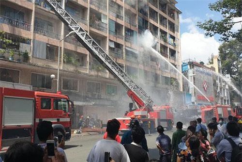 Ký túc xá ở Sài Gòn cháy dữ dội, nhiều người mắc kẹt