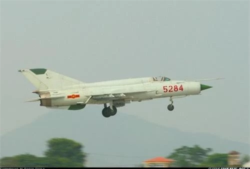 Tiêm kích đánh chặn MiG-21 bis SAU. Ảnh: Airlines.net.