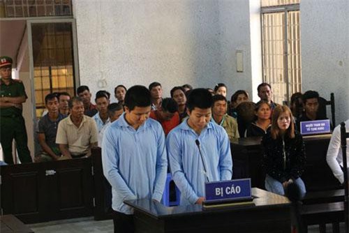 Đắk Lắk: Nhóm trai làng vô cớ chặn đánh người đi đường, một thiếu nữ tử vong oan ức