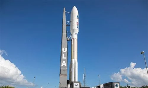 Một tên lửa Mỹ mang theo vệ tinh chuẩn bị rời khỏi bệ phóng (Ảnh: Bộ Chỉ huy Không gian Mỹ)