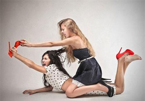 Nghi bạn cùng phòng qua lại với bạn trai, cô gái đánh ghen và nhận cái kết đắng