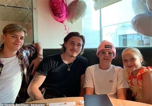 Cùng ăn tối và chụp hình nhân ngày sinh nhật 8 tuổi của em gái, Brooklyn Beckham phá tan tin đồn bất hòa với bố mẹ