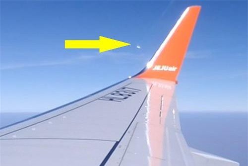 CLIP: Đang đi máy bay thì tình cờ phát hiện ‘đội quân’ UFO kỳ quái