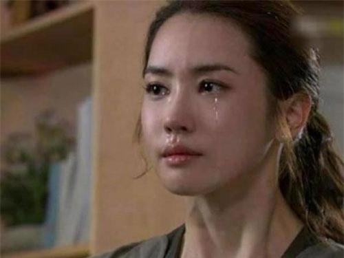 Ngã quỵ khi nhìn thấy chồng và chị dâu nằm trên giường ngủ