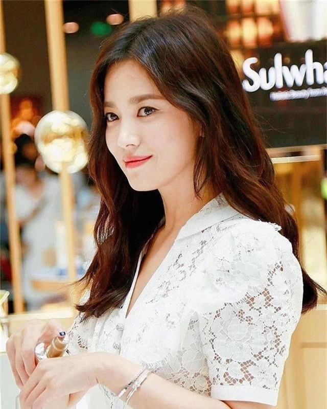 Hậu ly hôn, Song Hye Kyo diện váy xẻ sâu lộ thân hình gầy guộc - Ảnh 3.