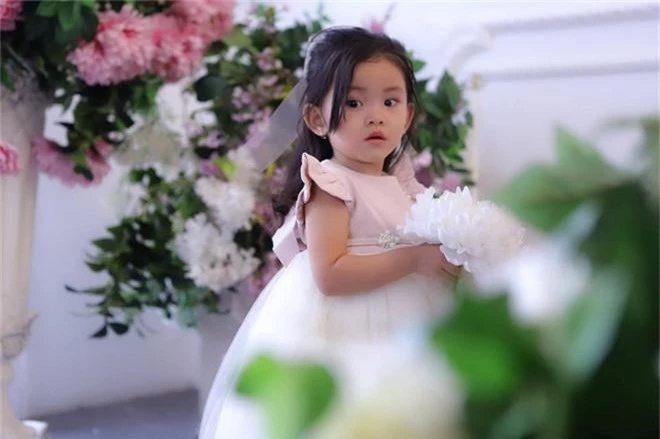 Mới hơn 2 tuổi, con gái Hải Băng đã gây sốt: Xinh trong veo như công chúa, lại còn biết tạo dáng chuyên nghiệp - Ảnh 1.