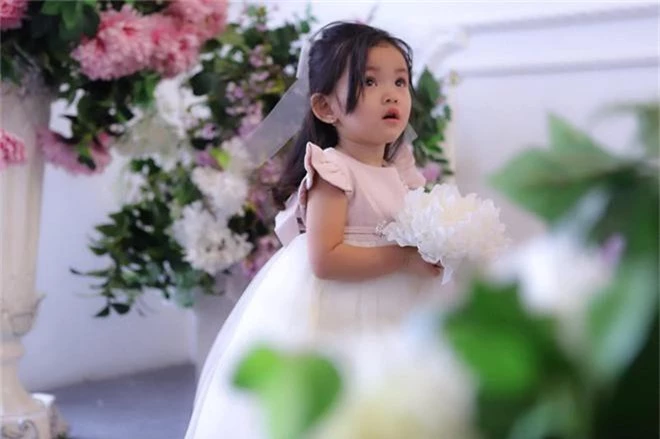 Mới hơn 2 tuổi, con gái Hải Băng đã gây sốt: Xinh trong veo như công chúa, lại còn biết tạo dáng chuyên nghiệp - Ảnh 2.