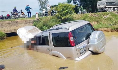 Nghệ An: Ô tô lao xuống hố nước, tài xế tử vong, 4 người bị thương