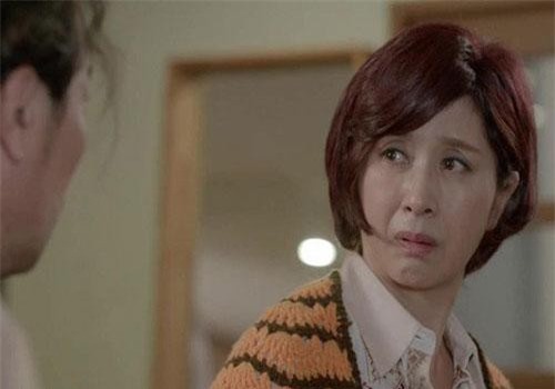 Mua chè vằng để uống lợi sữa mà mẹ chồng lại đem cho con gái, nàng dâu hỏi một câu khiến bà lúng túng