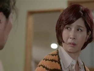 Mua chè vằng để uống lợi sữa mà mẹ chồng lại đem cho con gái, nàng dâu hỏi một câu khiến bà lúng túng