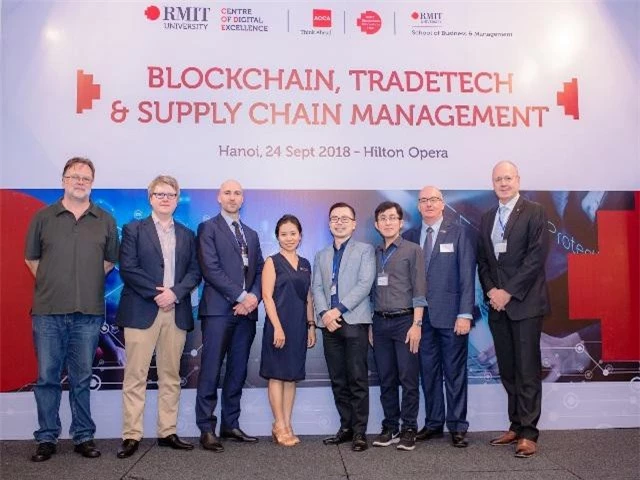 Tiến sĩ Christopher Berg - nghiên cứu viên cấp cao của BIH (thứ hai từ trái sang) tại sự kiện Blockchain, Tradetech và Quản lý chuỗi cung ứng tổ chức tại Hà Nội vào năm ngoái.