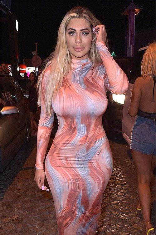 Chloe Ferry gây choáng váng với váy ôm sát khoe đường cong như sóng lượn