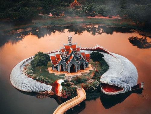 Không tin vào mắt mình ngôi đền được canh giữ bởi “cá khổng lồ” đẹp hệt cổ tích đang “gây bão” Thái Lan