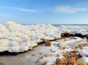 Giải mã "tuyết ấm" bí ẩn của Biển Chết