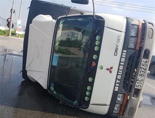 Đồng Nai: Xe tải lật nghiêng, gần 3.000 lít hóa chất chảy tràn đường