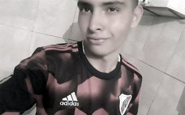 Thủ môn 17 tuổi đột tử sau khi dùng ngực cản phá phạt đền