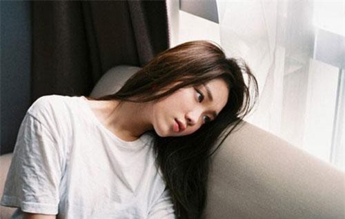 Chỉ một hành động nhỏ vô tình của chồng với nữ đồng nghiệp, vợ kịp thời phát hiện ra một bí mật khủng khiếp