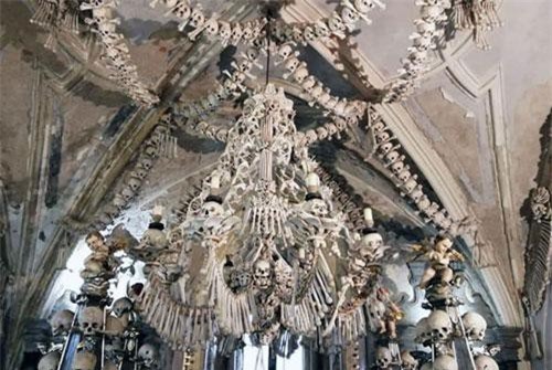 CLIP: Khám phá nhà thờ cổ được trang trí bằng hơn 40.000 bộ xương người
