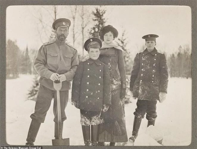 Hình ảnh gia đình Sa hoàng Nga Nicolas II trong chuyến nghỉ đông tại St Petersburg năm 1915. Những bức ảnh này hé lộ một phần cuộc sống vương giả của gia tộc Romanov trước khi toàn bộ thành viên trong gia đình bị hành quyết năm 1918.
