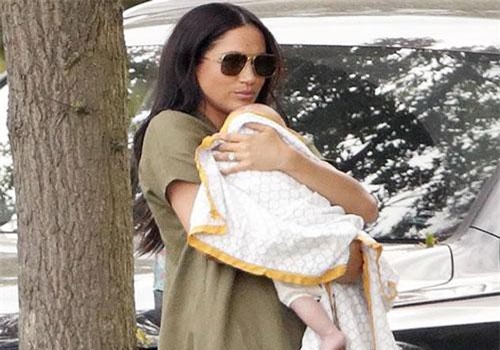 Công nương Meghan đã đầu tư bao nhiêu tiền cho chiếc chăn "hanmade" được làm từ bông hữu cơ để quấn con trai Archie?