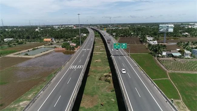-Đường cao tốc kết nối TP.HCM và ĐBSCL đoạn ngang qua tỉnh Long An (ảnh MK)