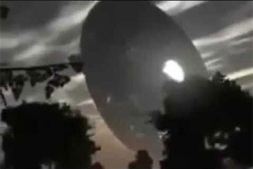 CLIP: UFO khổng lồ bất ngờ xuất hiện khiến người dân hoảng loạn