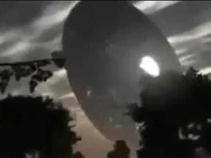 CLIP: UFO khổng lồ bất ngờ xuất hiện khiến người dân hoảng loạn