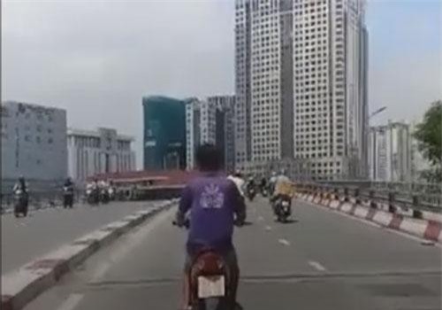 Clip: "Vẽ rồng" trước đầu ôtô, thanh niên đi xe máy còn lớn tiếng doạ dẫm