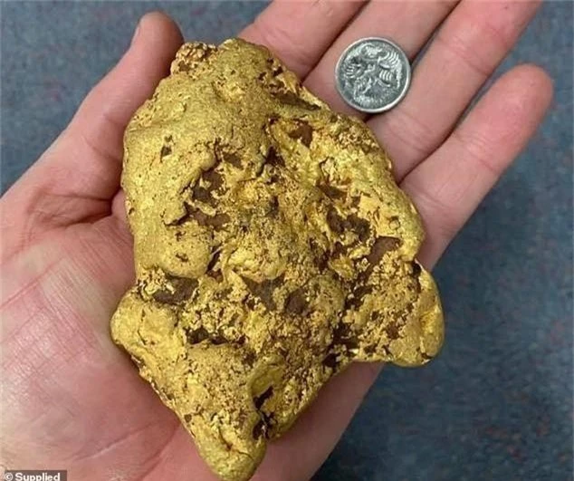 
Cục vàng nặng 1,4 kg, ước tính có giá hơn 1,6 tỷ đồng.
