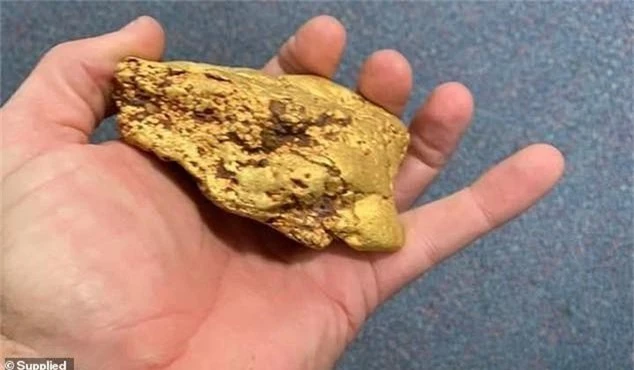 
 Cục vàng khủng được tìm thấy tại cánh đồng muối ở vùng Tây Úc.
