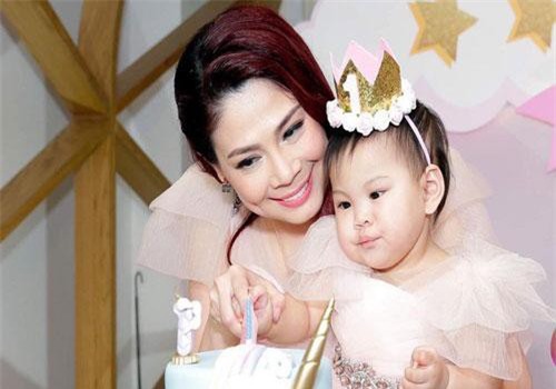 Vắng chồng đại gia, Thanh Thảo 1 mình tổ chức tiệc sinh nhật linh đình cho con gái cưng tại Việt Nam