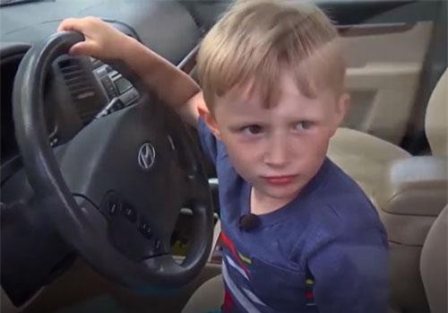 Clip: Bé trai 4 tuổi 'trộm' ô tô của ông nội tự lái đi mua kẹo