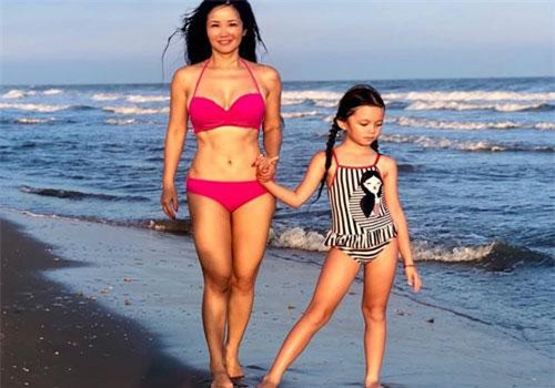 Diva Hồng Nhung diện bikini hai mảnh, khoe cơ bụng hoàn hảo ở độ tuổi U50