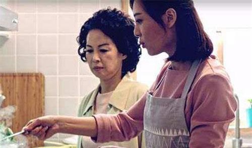 Nhà 6 người hết 880 nghìn tiền điện, mẹ chồng hậm hực nêu lý do gây bức xúc