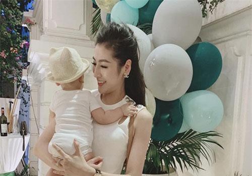 Dương Tú Anh công khai khoe con trai cưng, tiết lộ điều thú vị về quý tử