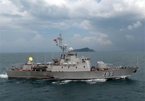 Tàu pháo Lữ đoàn 127 phô diễn sức mạnh trên biển