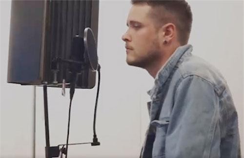 Clip: Chàng trai Tây bất ngờ 'gây sốt' khi thể hiện cực hay bản 'hit' mới của Sơn Tùng-MTP