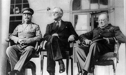 Vào cuối tháng 11/1943, Tổng thống Mỹ Franklin Roosevelt lên đường tham dự cuộc họp thượng đỉnh với Thủ tướng Anh Winston Churchill và Tổng bí thư Liên Xô Joseph Stalin để bàn về cục diện Thế chiến 2 bằng cách vượt Đại Tây Dương.
