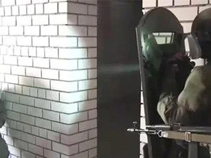 Clip: Đặc nhiệm Nga thử nghiệm vũ khí phát sáng gây “mù mắt” đối phương