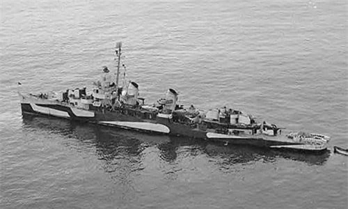 Theo đó, Tổng thống Roosevelt di chuyển bằng thiết giáp hạm USS Iowa và được tàu USS William D. Porter (trong ảnh) hộ tống nhằm đảm bảo an toàn.